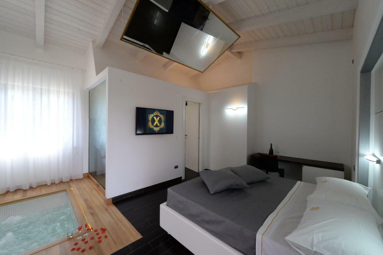 X Hotel Saviano Esterno foto