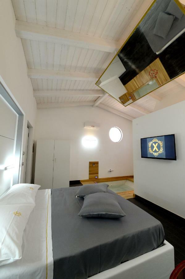 X Hotel Saviano Esterno foto